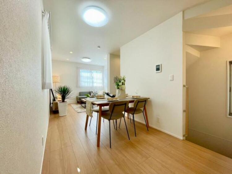 居間 【家具・小物は販売価格に含まれません】ソファーやダイニングテーブルを置いてもゆとりあるＬＤＫ。家族みなさんで寛げる空間をぜひ現地で体感してみてください。