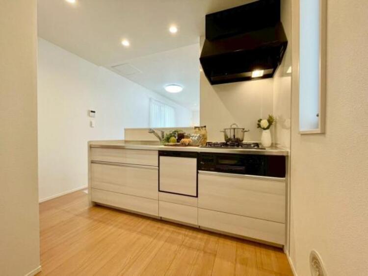 キッチン 広々としたキッチンスペース。食洗機付き収納力のあるキッチンは料理が捗ります。