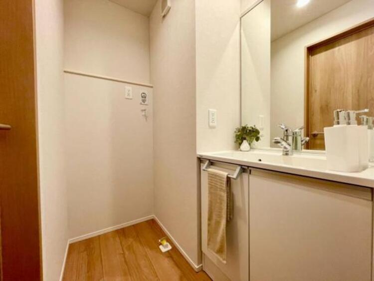 洗面 【家具・小物は販売価格に含まれません】清潔感のあるワイドな洗面台は収納力もあり、いつでもすっきりとした洗面室に。