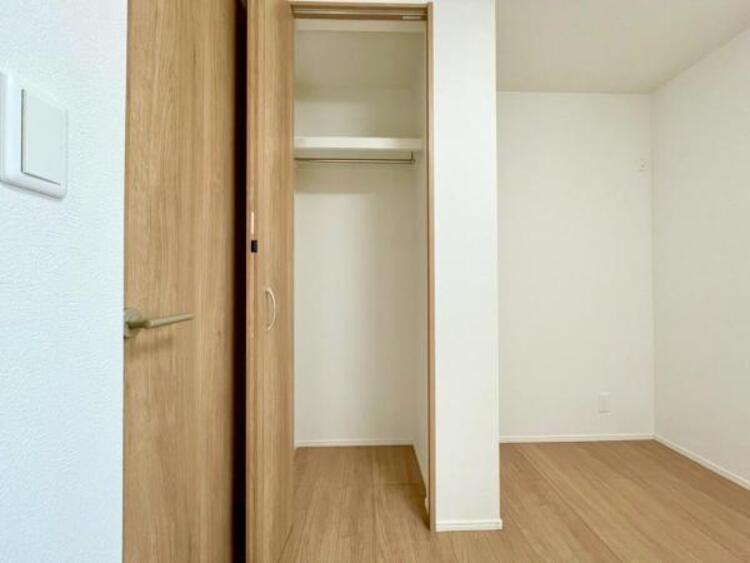 収納 クローゼットには棚やハンガーパイプが備えられているので、大切なお洋服にしわを付けずにそのまましまうことが出来ます。