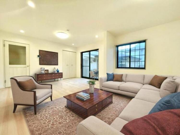 居間 リビング（配置してある家具はCGによるイメージです）ゆったりとくつろげる、明るく開放的なリビング空間です。