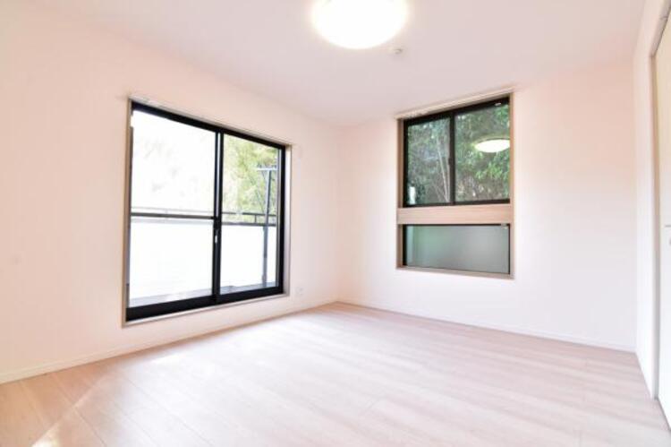 内装 洋室7.0帖　大きな窓からたっぷりと陽光が注がれる明るい空間。一日の疲れをいやしてくれる主寝室。時を忘れて過ごす場所として過ごせるお部屋。 