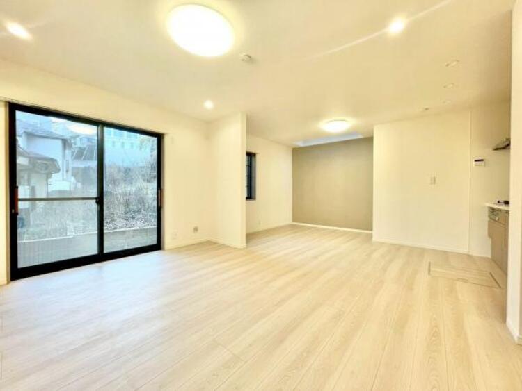 居間 ゆったりとくつろげる、明るく開放的なリビング空間です。