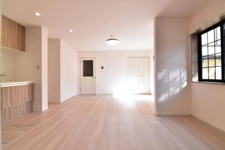 居間 お気に入りのソファで一日ゆったりとくつろぐ時間を最優先にする。寝る前のひととき、柔らかな光の下で画集を開きながら静かなときを過ごしたい。そんな自分スタイルをかなえられる空間です。 