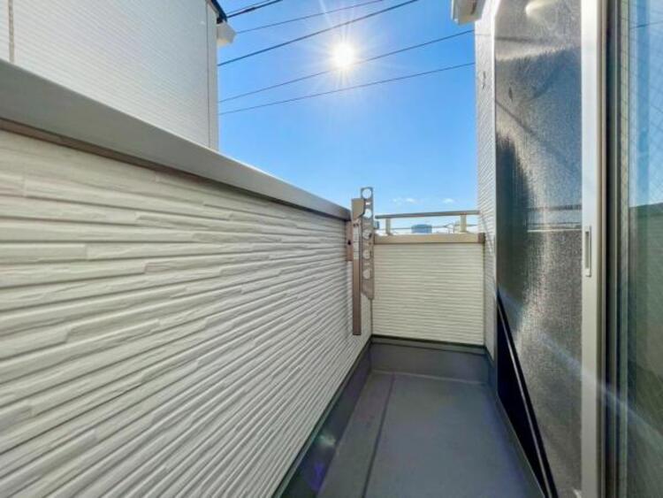 バルコニー 陽の光に照らされるバルコニーを、爽やかな涼風が吹き抜けていきます。