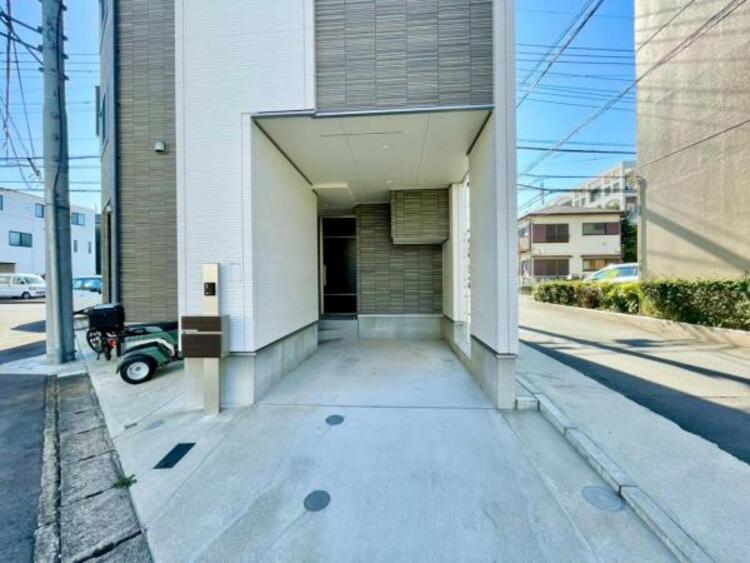 駐車場 前面道路が広く、間口もゆったり。駐車が苦手なママもらくらく停められます。