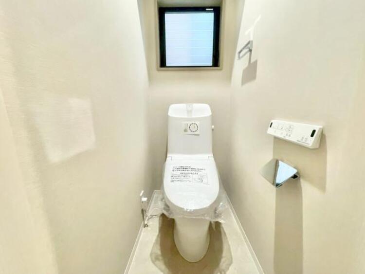 トイレ 広々としたトイレ空間で、圧迫感を感じることなく快適に使用できます。