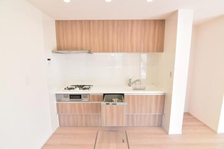 キッチン 料理の幅を拡げてくれる三口コンロの使いやすいシステムキッチンを採用。ワイドなカウンターで、将来お子様と一緒にお料理をするときも重宝します。 