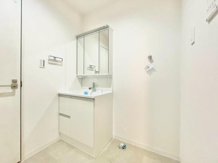 洗面 大きな鏡付きの洗面台で、身支度がしやすい設計です。