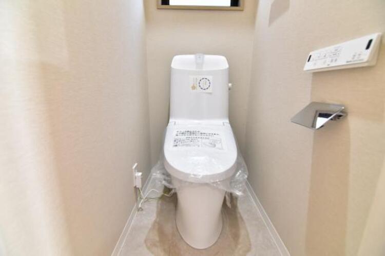 トイレ シンプルでシャープなフォルムは、そのデザイン性だけでなく汚れが拭きやすくお手入れ簡単です。 