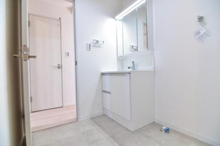 洗面 一日の始まりと終わりを心地よく演出してくれるパウダールーム。ホワイトで統一されたワイドな洗面台は収納力もあり、いつでもすっきりとした洗面室に。 