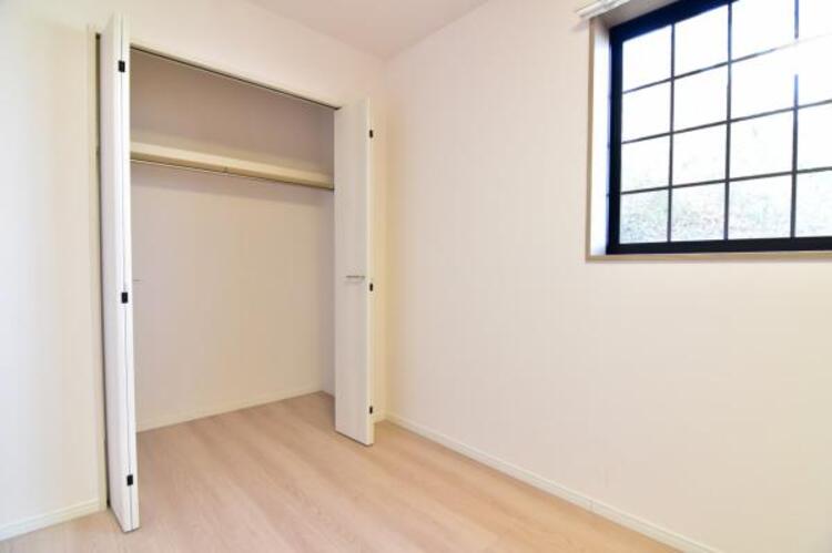 収納 クローゼットには棚やハンガーパイプが備えられているので、大切なお洋服にしわを付けずにそのまましまうことが出来ます。