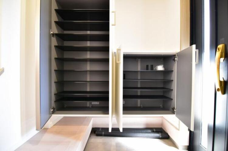 収納 清潔感のある空間を保てるよう、収納スペースを広く設けていますので、たくさんある靴もすべて収納して頂け、玄関をスッキリ綺麗な空間に纏めます。 