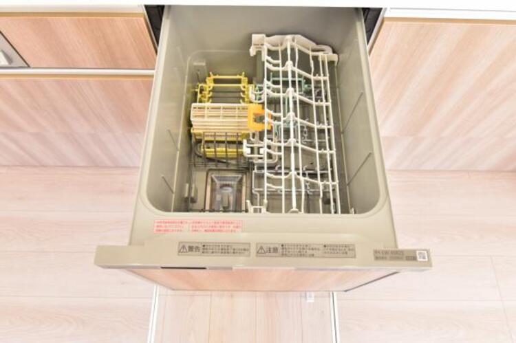 設備 食器洗浄乾燥機　食器の後片付けに便利な食器洗浄乾燥機を標準装備。ビルトインタイプなので見た目もスッキリ、特に共働き世帯のご家族には必須品です。