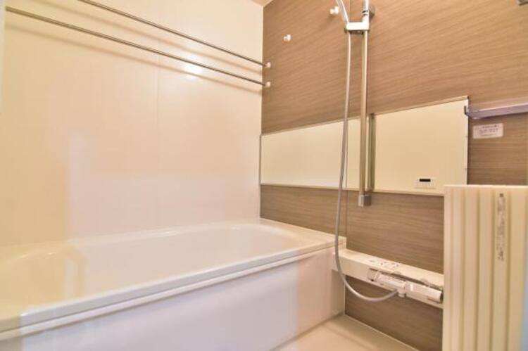 設備 追い炊き機能付きバス（給湯器）　浴槽へのお湯はりはもちろん、お風呂を温め直す機能も併せ持つ追い炊き機能付きバス。お仕事の都合などで入浴時間がバラバラなご家庭にも嬉しい機能です。