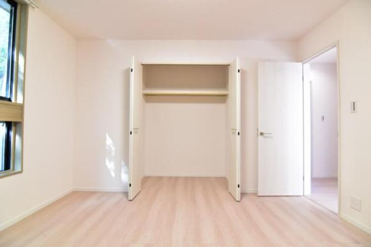 設備 全室収納付き　収納を全室に設置。衣類はもちろん、部屋ごとに必要なものを細かく収納でき、利便性も高まります。