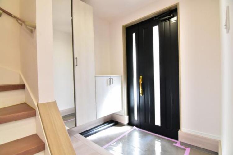 その他 上質感漂う玄関と廊下。居住者の帰り・訪れる方を優しく迎える、安らぎに満ちた生活空間を予感させます。 