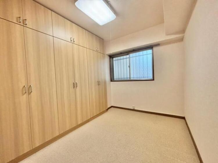 内装 住まう方自身でカスタマイズして頂けるように「シンプル」にデザインされた室内。自由度が高いので家具やレイアウトでお好みの空間を創り上げられます。