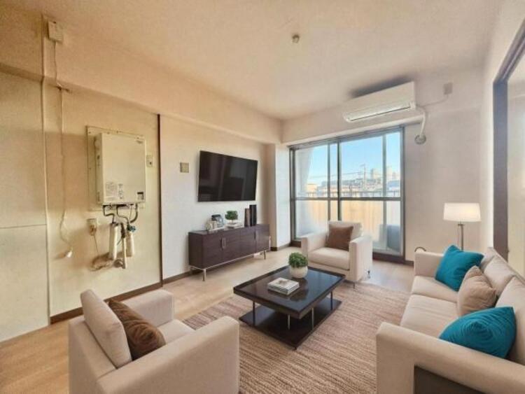 居間 リビング（配置してある家具はCGによるイメージです。）家族が集まるリビングは明るさが取れる設計に。続き間の洋室はお子様を遊ばせるスペースとしても重宝します。ライフスタイルの変化にも対応しやすい間取り設計にしました