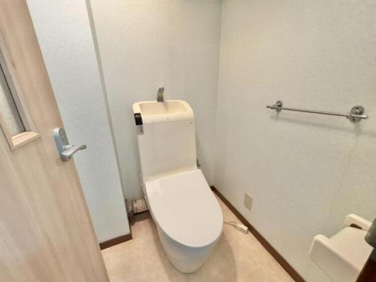 トイレ 毎日使う場所だからこそ、使い勝手を考慮しました。白を基調に、飽きのこない空間は質感豊かな仕上がりとなっております。