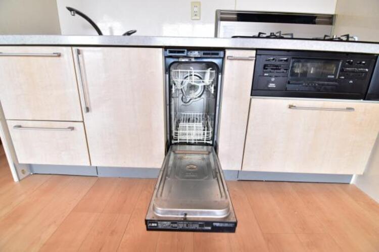 設備 食器洗浄乾燥機を標準装備。作動中は他の家事を並行して進めることができ、家事の時短と負担軽減につながります。高温、高圧水流で洗浄するため、除菌・消臭効果が期待でき、衛生面での安心感が高まります。また、手荒れの心配もなくなります。