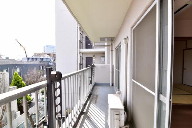 バルコニー 暮らしの中で光と風を演出してくれるバルコニーには陽光が燦々と降り注ぎます。お布団もお洗濯物もたくさん乾きそうです。ぜひ現地で陽当りの良さをご確認ください。 