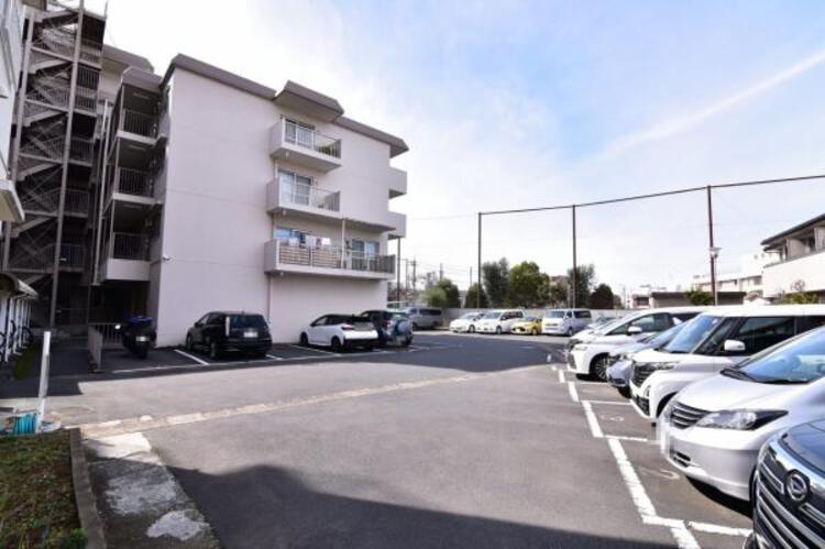 駐車場 マンションの敷地内に設けられた駐車スペースなので重い荷物の出し入れの負担を最小限に抑えられます。 