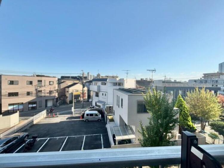 その他 青い空が映えるホワイトカラーのバルコニーを南と西に設置。時間により干す場所を変え、洗濯物を効率良く乾かせます。ふと外を見た時に気持ちを高揚させてくれる開放感も魅力的です。