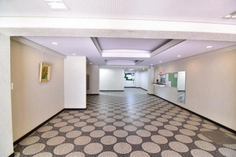 その他 管理が行き届いた清潔感のあるロビー。オートロックや防犯カメラも完備されており、マンションならではの防犯性の高さも住宅選びの大切な要素ですね。 