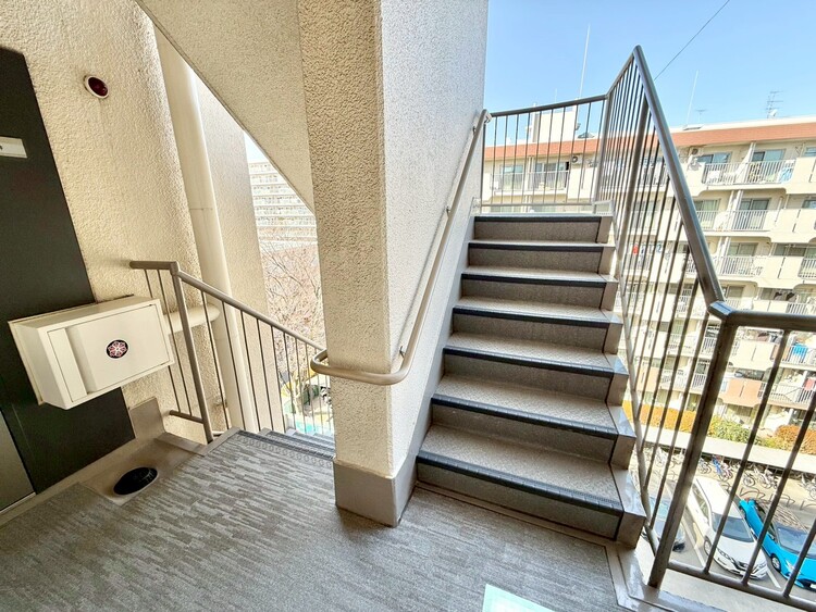 その他 共用部の階段です。明るく清潔に管理されています。