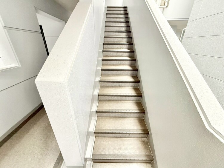 その他 共用部の階段です。明るく清潔に管理されています。