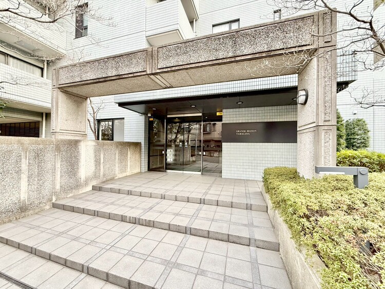 その他 上質感漂う玄関アプローチです。