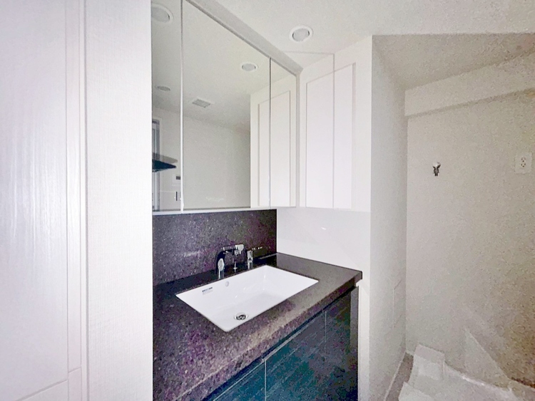 その他 清潔感を感じられる洗面化粧台。