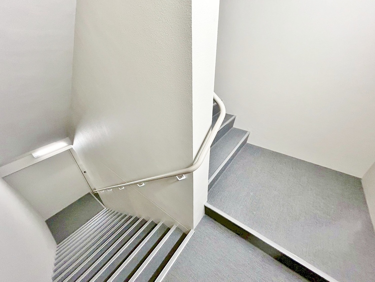 その他 共用部の階段です。明るく清潔に管理されています。