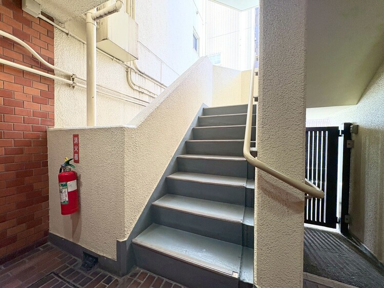 その他 共用部の階段です。明るく清潔に管理されています。