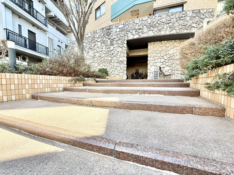 その他 共用部の階段です。明るく清潔に管理されています。