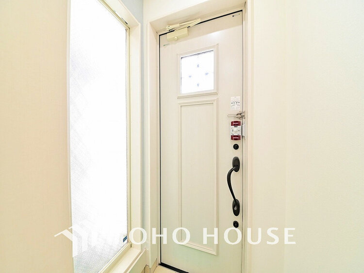 玄関 落ち着いた雰囲気の玄関、家族の帰りを暖かく迎えてくれます