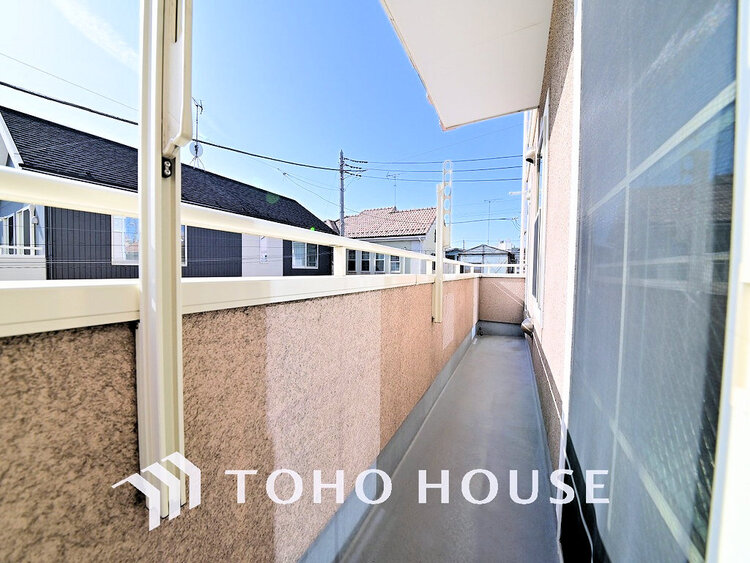 バルコニー 日当たりの良いバルコニーで晴れの日の洗濯物も楽しみになりますね