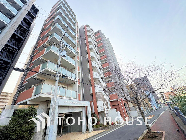 外観 〜「黄金町」駅徒歩4分の好立地〜南東向き、角部屋のため陽当たり良好〜オートロック付きで安心のセキュリティ〜