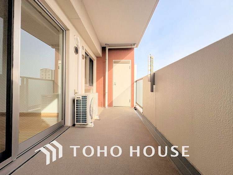 バルコニー 日当たりの良いバルコニーで晴れの日の洗濯物も楽しみになりますね