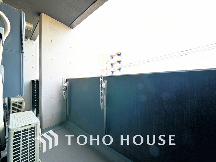 バルコニー 日当たりの良いバルコニーで晴れの日の洗濯物も楽しみになりますね