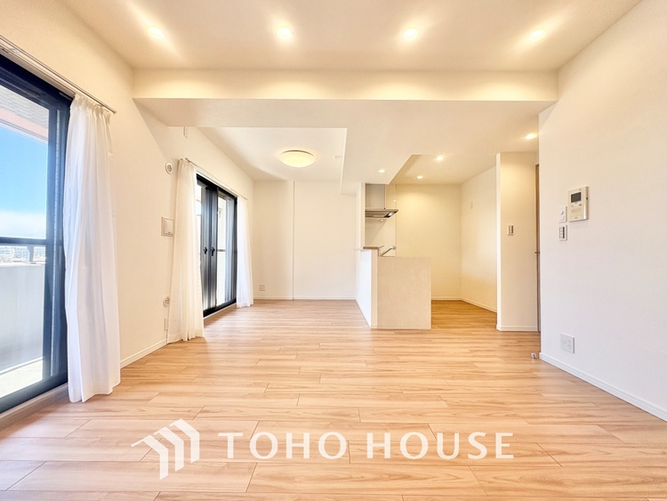 内装 大きなリビングは、高級感漂う設えとゆとりある広さで安心をもたらす特別な場所。暮らしの中心にふさわしい空間です。