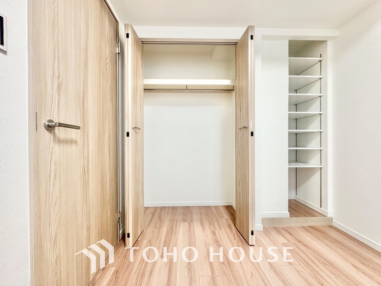 収納 無駄を削ぎ落としたミニマルなデザインが、空間に静謐な美しさをもたらします。研ぎ澄まされた感性を満たす場所です。