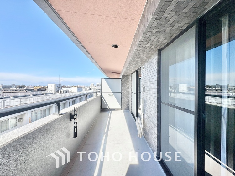 バルコニー バルコニーからの眺望は開放感にあふれ、心安らぐひととき。