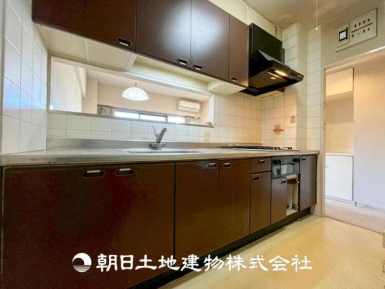 キッチン 【キッチン】仲良しなご夫婦、お子様、みんなでお料理ができる程の贅沢なスペースを実現したキッチンとなっております。みんなで作った料理を召し上がりながらの会話は盛り上がること間違いなしです。