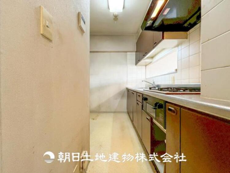 キッチン 【キッチン】シンプルで使いやすいデザインにこだわったキッチン。プライベートスペースを彩るインテリアとしての美しさと、快適な日常を支える機能性と強さがひとつになった自慢のキッチンです。