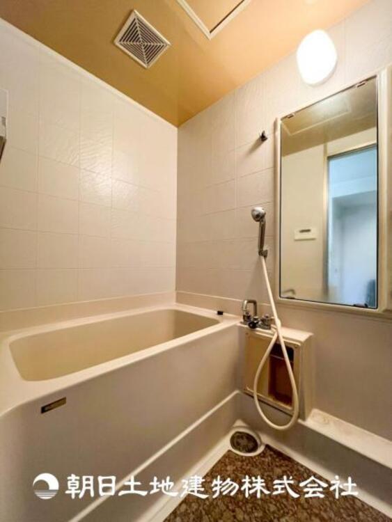 風呂 【浴室】上品な色合いが魅力のバスルームは、ほっと落ち着く空間を作り出しています。広々とした浴槽で体を癒やしながら、疲れを取り除けるような仕様です。