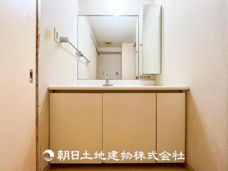 洗面 【洗面化粧台】広々とした洗面台は、日々の身だしなみチェックや歯磨きなど、朝の慌ただしい時間でも心に余裕とゆとりを作ってくれます。今日も１日頑張ろう。そう思える場所でありたいと思っています。