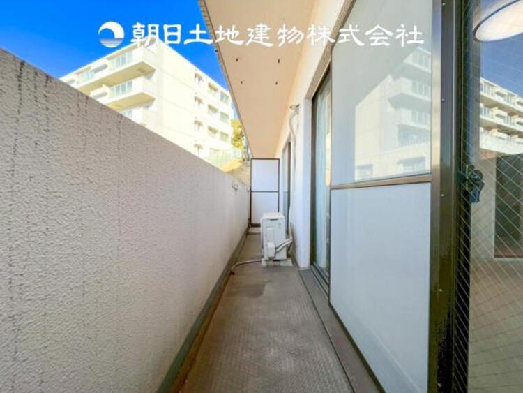 バルコニー 【バルコニー】温かい太陽を感じる事ができるのは、目の前に遮るものが無いから。彼方に広がる風景が絵画のように広がります。