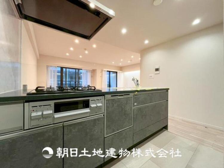 キッチン 【キッチン】仲良しなご夫婦、お子様、みんなでお料理ができる程の贅沢なスペースを実現したキッチンとなっております。みんなで作った料理を召し上がりながらの会話は盛り上がること間違いなしです。